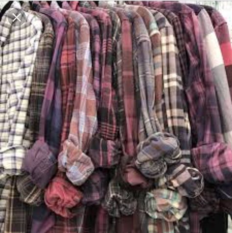 Purple flannels 😍 Purple Flannel Outfit, Hydrangea Bridesmaid, Flannel Aesthetic, Flannel Outfits Summer, Plaid Shirt Outfits, Purple Flannel, Moda Hippie, Oversized Button Down Shirt, Flannel Outfits