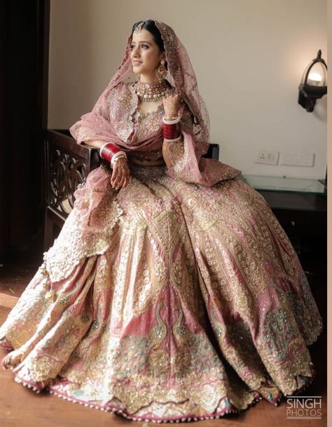 Modest Bridal Lehenga, Nikah Lehenga, Bridal Lehenga Simple, Hina Mehndi, Nikah Ideas, Punjabi Wedding Dress, Punjabi Aesthetic, Indian Bridal Wear Red, Bridal Jewellry