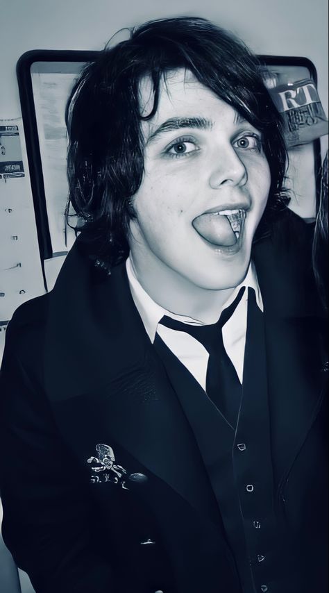 Bob Bryar, Dark Alice In Wonderland, Mcr Memes, Emo Men, I Love Mcr, Mikey Way, Emo Guys, Frank Iero, Gerard Way