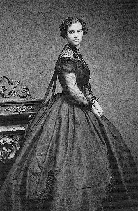 Princess Dagmar, later Empress Maria Feodorovna of Russia.  Sister of Queen Alexandra of England and mother of Nicholas, the last Tsar of Russia. Dagmar Of Denmark, Maria Feodorovna, 1860 Fashion, Queen Alexandra, Victorian Women, Photo Vintage, Vintage Portraits, Historical Costume, White Photo