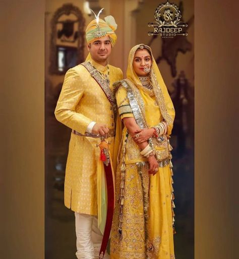 Rajputi Dress Photo Pose Couple, Rajasthani Couple Photoshoot, Rajasthani Groom, Rajput Couple, Rajputi Pose, Rajputi Couple, Shadi Pose, Rajasthani Couple, Haldi Poses For Bride