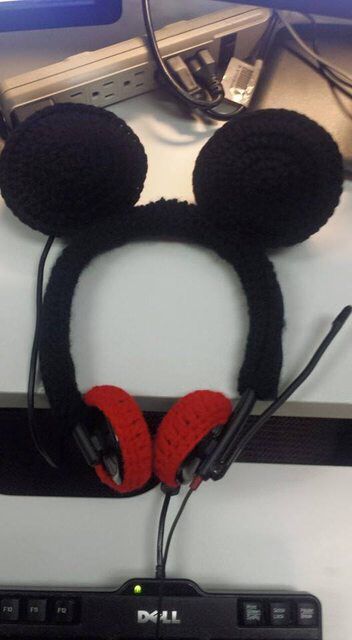 Crocheted Mickey Mouse headphone cover :) Hello Kitty Headphone Cover Crochet, Crochet Headset Cover, Cute Crochet Headphone Accessories, Headphones Crochet Cover, Headset Crochet Cover, Headphones Cover, Crochet Mickey Mouse, Headphone Cover, Pouch Diy