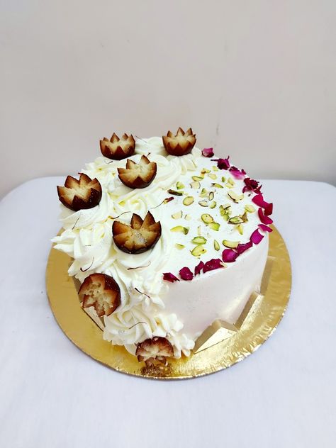 Rose Pistachio Cake Design, Gulab Jamun Cake Decoration, Gulab Jamun Cake Design, Vanilla Cake Design Ideas, Rasmalai Cake Recipe, Flavoured Cakes, Gulab Jamun Cake, Birthday Cake For Boyfriend, Base Cake