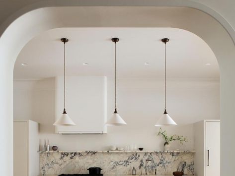 Should You Have Lights Over The Kitchen Island? Designers Unanimously Agree If They Are Worth Budgeting For - NewsBreak Above Island Lighting, Kitchen Island Layout, Peninsula Kitchen, Pendant Lamps Kitchen, Cluster Chandelier, Rectangular Chandelier, Kitchen Island With Seating, Island Pendant Lights, Kitchen Island Lighting Pendant