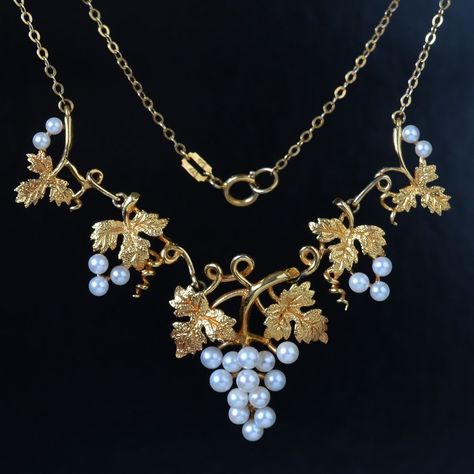 Leaves Necklace, Jewellery Design Sketches, Pearl Drop Necklace, Family Jewels, Gold Bangles Design, Art Nouveau Jewelry, Ancient Jewelry, Bangle Designs, Leaf Necklace