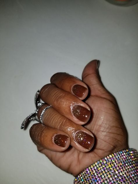 Brown glitter nails Dark Brown Short Nails, Brown Nails With Glitter, Brown Glitter Nails, Nail Ideas Brown, Brown Glitter, Brown Fall, Nails 2024, Brown Nails, Xmas Nails