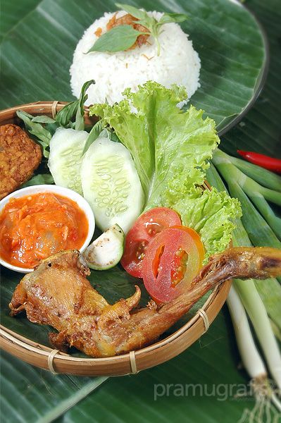 Pecel Ayam Goreng, a genuine traditional Indonesian food. Photoworks by agungpramudito Asian Cake, Rasa Malaysia, Food Inc, Indonesian Cuisine, Evening Snacks, Indonesian Food, Food Decoration, Traditional Food, Aesthetic Food