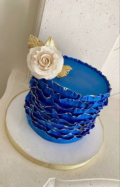 Ruffle Cake Tutorial, How To Make Ruffles, Cake Design Tutorial, Fondant Ruffles, Ruffle Wedding Cake, Cake Decorating Classes, Ruffle Cake, Beautiful Birthday Cakes, Mermaid Cakes