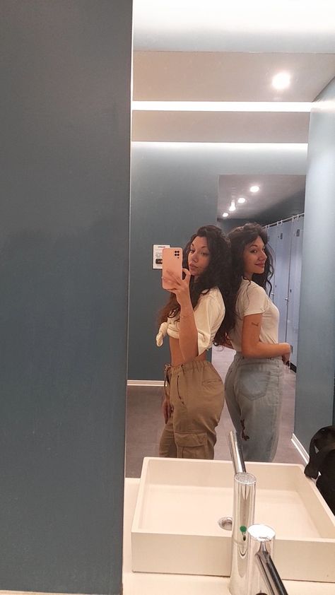 Cute Mirror Pics With Friend, Mirror Pose With Bestie, Mirror Selfie Poses Two People, Two People Mirror Selfie, 2 Person Mirror Selfie, Mirror Selfie Poses For 2 Friends, Duo Mirror Poses, Mirror Selfie Two People, Duo Mirror Pics