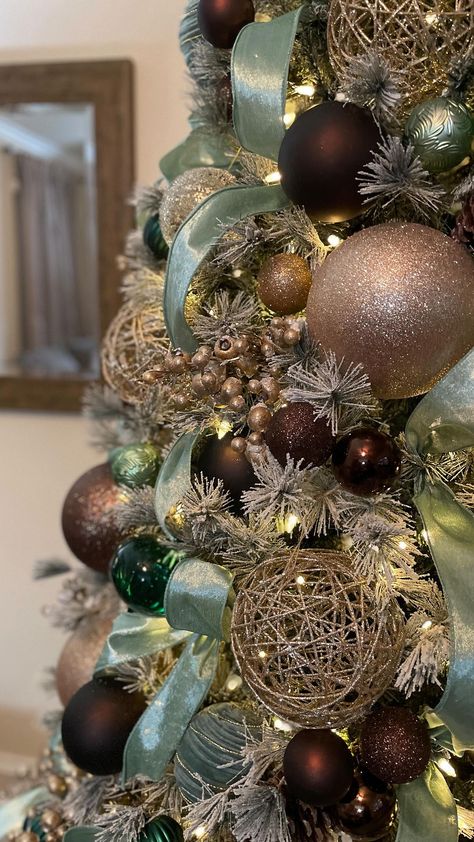 Grey Ornaments Christmas Trees, Green Christmas Trees Decorated, French Farmhouse Christmas Tree, Christmas Tree Colors 2023, Brown Green Christmas Tree, Christmas Tree With Big Ornaments, Modern Christmas Tree Ideas 2023, Christmas Tree Big Ornaments, Big Ornaments On Tree