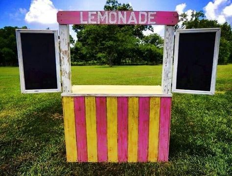 Such a cute idea for farmers market could be put on wheels... And love the chalkboard Kids Lemonade Stands, Kids Lemonade, Diy Lemonade, Diy Lemonade Stand, Girl Scout Cookies, Lemonade Stand, Bake Sale, Summer Kids, Lemonade