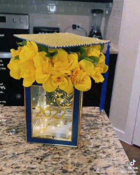 DollarTree Craft on Instagram: “DIY Grad Centerpiece ⚒💫😍 Follow @dollartreecraftt 👈 Creator @natasharenee_edwards_ 🙏 . . . . . . #dollartree #dollartreehaul…” Book Centerpiece Ideas, Tropical Graduation Party, Book Centerpiece, Grad Diy, Tropical Centerpieces, Graduation Book, Book Centerpieces, Graduation Party Centerpieces, Dollar Tree Haul