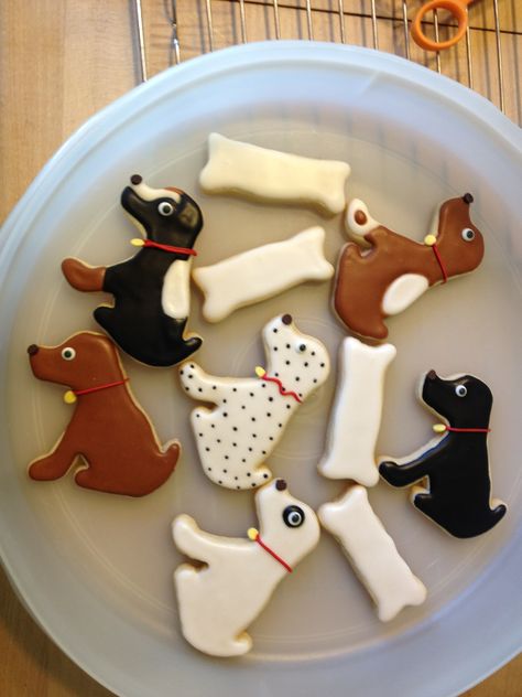 Puppy cookies:) Dog Shaped Cookies, Christmas Cookies For Dogs, Dog Sugar Cookies, Puppy Cookies, Cookies For Dogs, Birthday Party Cookies, Decorated Christmas Cookies, Valentines Cookies, Party Cookies