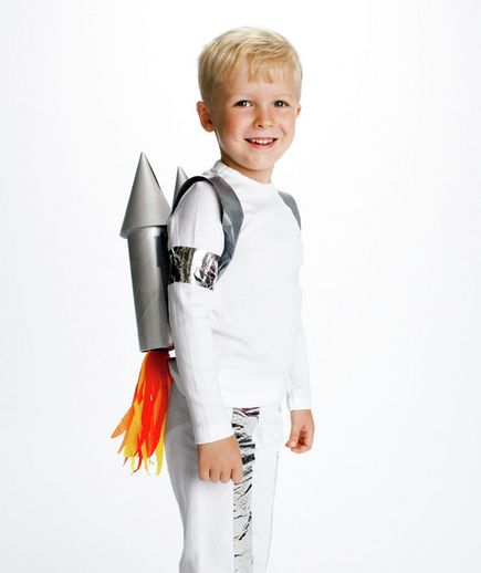 DIY rocketman costume - click through to see how to make it. Diy Costumes Kids Boys, Best Diy Halloween Costumes, Creative Halloween Costumes Diy, Space Costumes, Astronaut Costume, Diy Costumes Kids, Diy Halloween Costumes For Kids, Kids Costumes Boys, Diy Halloween Costumes Easy