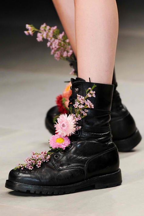 Decorate your Vintage Doc Martens with Flowers :) Mode Shoes, Metal Girl, Estilo Punk, Soft Grunge, Grunge Style, Doc Martens, Up Girl, Style Outfits, Creative Inspiration