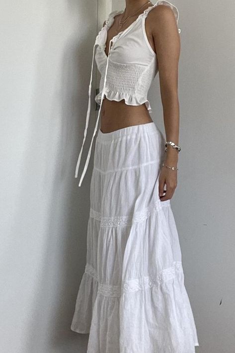 Angel Core Outfits Casual, White Skirt And White Top Outfit, All White Outfit Aesthetic, White Maxi Skirt Outfit, Long White Skirt, White Skirt Summer, Sommer Strand Outfit, White Skirt Outfits, White Flowy Dress