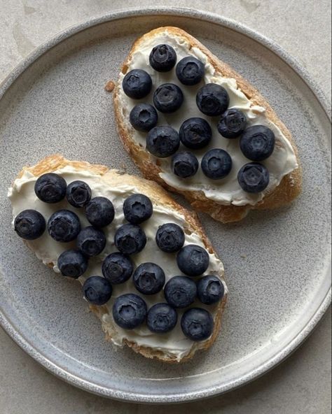 Blueberries And Cream, Blueberry Girl, Kreative Snacks, Drømme Liv, Pasti Sani, Think Food, Healthy Girl, Blueberries, Aesthetic Food