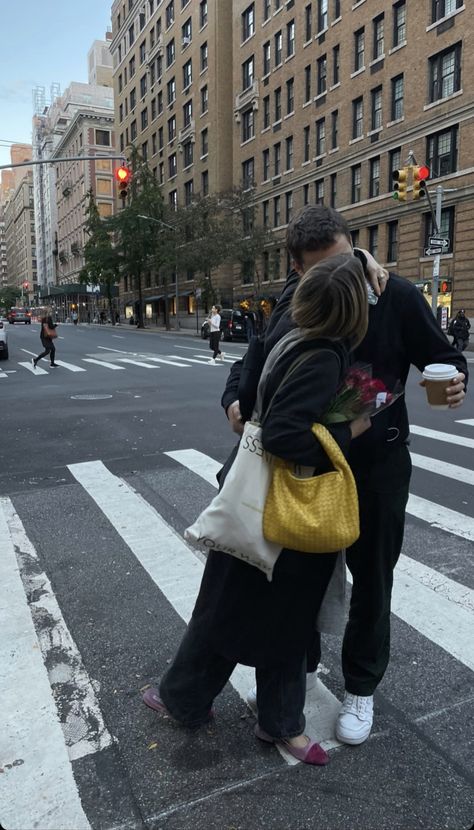 Family In New York Aesthetic, Couples In New York Aesthetic, Nyc Christmas Couple, Couple In New York Aesthetic, Nyc Romance, City Couple Aesthetic, Couples Nyc, New York Romance, Nyc Couple Aesthetic