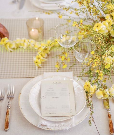 Yellow Garden Party, Wedding Table Details, Pretty Tablescapes, Place Setting Inspiration, Kids Dishes, Tablescape Inspiration, Wedding Place Settings, Bridal Musings, Big Wedding