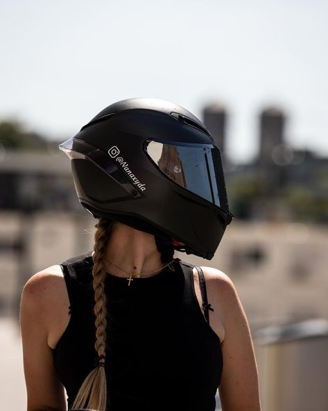 Helmet Photography, Motor Photography, Bikers Aesthetic, Moto Aesthetic, Girls Cowboy Hats, Biker Lady, Biker Chick Style, Motorcycle Hairstyles, Ducati Motor