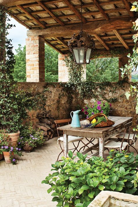 Italian Style Interior, Tuscan Patio, Rustic Italian Decor, Rustic Italian Home, Design Per Patio, Taman Diy, Italian Farmhouse, Tuscan Design, Under The Tuscan Sun