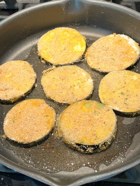 How To Make Fried Eggplant On The Stovetop Easy Bread Crumbs, Fried Eggplant Recipes, Cooking Eggplant, Eggplant Recipes Easy, Eggplant Recipes Parmesan, Fried Eggplant, Eggplant Dishes, Parmesan Recipes, Vegetable Side Dishes Recipes