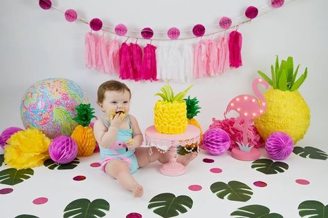 Flamingo Smash Cake, Flamingo Photoshoot, Flamingo Birthday Theme, Flamingo Party Supplies, Tutti Frutti Birthday Party, Flamingo Themed Party, Baby Birthday Photoshoot, 1st Birthday Party For Girls, Elmo Birthday Party