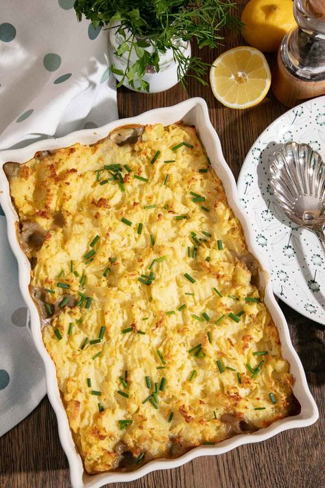 Easy Vegan Fish Pie With Mustardy Mashed Potates | Thinly Spread Canned Jackfruit, Vegan Crab, Potato Toppings, Vegan Fish, Fish Pie, Veggie Stock, Vegan Curry, Vegan Gluten Free Recipes, Vegan Comfort Food