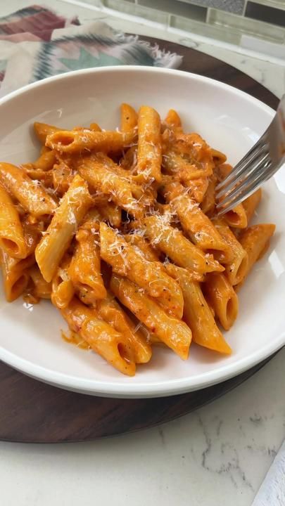 Penne Alla Vodka, Alla Vodka, Clean Eating Recipes Lunch, One Pot Pasta Recipes, My Favorite Recipes, Tasty Pasta, Yummy Comfort Food, Keto Cookbook, Penne Pasta