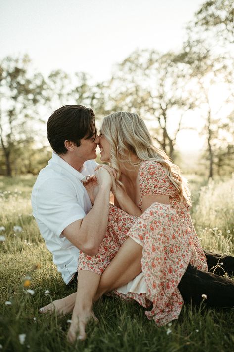 Grassy Field Photoshoot Couple, Flower Couple Pictures, Couple Photoshoot In Flower Field, Engagement Photos Outfits Field, Pink Engagement Photos, Spring Pictures Couples, Light And Airy Couple Photography, Engagement Photo Field, Cottagecore Engagement Photos