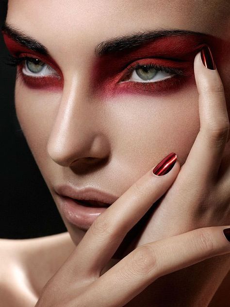 Red Makeup Looks, Beauty Fotografie, Black Eye Makeup, Red Eye Makeup, Alat Makeup, Confetti Nails, Dramatic Eye Makeup, Red Makeup, Dramatic Eyes