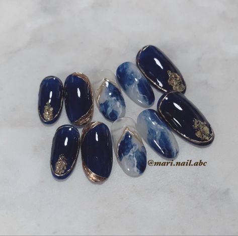 Nail Art Biru Navy, Nail Art Navy Blue, Graduation Hairdo, Nail Art Navy, Navy Nails Design, Navy Nail Art, Beige Nail Art, Slay Nails, Navy Nails