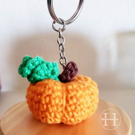 Who's ready for fall, y'all!? 🍁 Look at this cute little pumpkin keychain! 🍁 All the credit goes to Laurie Ann… Fall Crochet Keychains, Crochet Pumpkin Keychain Free Pattern, Mini Pumpkin Crochet Pattern, Halloween Crochet Keychain, Crochet Candy Corn Keychain, Crochet Pumpkin Car Charm, Crochet Pumpkin Keychain, Crochet Food, Crochet Pumpkin