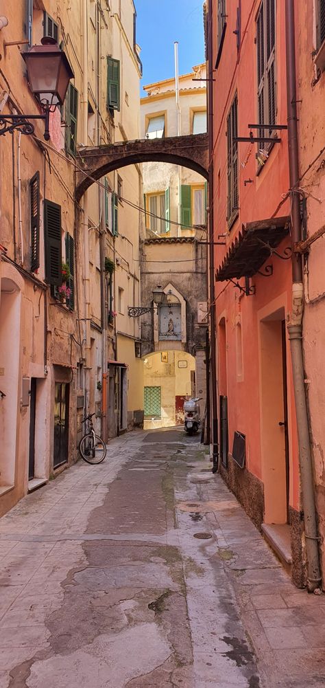 Little street in Italy - aesthetic / trip / travel / road trip / summer Narrow Street Aesthetic, Italy Streets Aesthetic, Italian City Street, Europe Road Trip Aesthetic, Italy City Aesthetic, Piper Aesthetic, Aesthetic Trip, Road Trip Summer, Art Assessment