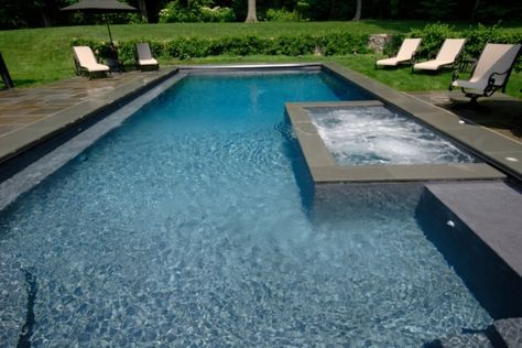 Travertine Pool Decking, Inground Pool Designs, Square Pool, Moderne Pools, Geometric Pool, Rectangle Pool, Pool Paint, Travertine Pool, Indoor Pools