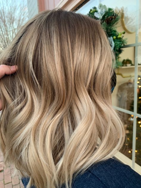 Creamy Blond Balayage, Shoulder Length Brown Hair Balayage Straight, Short Hair Blonde Balayage Mid Length, Blond Bayalage On Brown Hair Medium, Winter Blonde Balayage Short Hair, Bronde Haircolor Medium Hair, Dimensional Short Hair, Old Money Blonde Hair Balayage, Balayage Lob Blonde