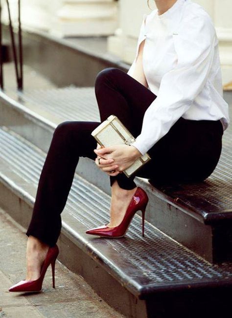 Love this outfit! Patent Bordeaux pumps, white blouse, & skinny dark navy pants. T Shirt Branca, Black And White Outfit, Mode Shoes, Looks Black, Sophia Loren, Chic Outfit, 여자 패션, Fashion Mode, Looks Style