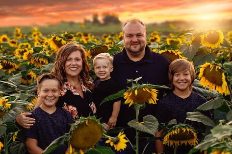 Family Photos Sunflower Field Outfits, Sunflower Field Family Photoshoot Outfits, Sunflower Field Pictures Family, Sunflower Mini Session Family, Family Pictures In Sunflower Field, Sunflower Pictures Photography Family, Family Photos In Sunflower Field, Sunflower Family Photos, Sunflower Family Pictures Outfits