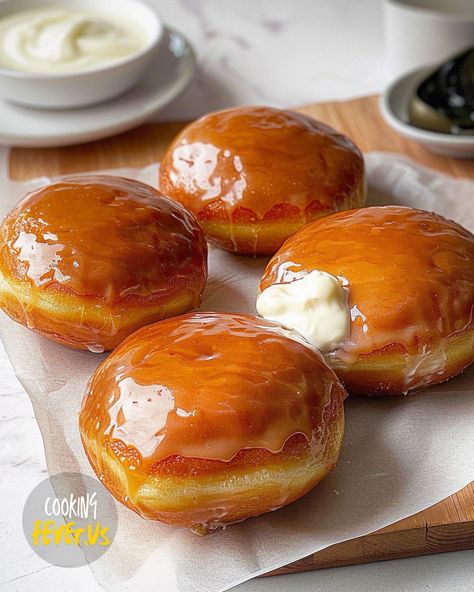 Creme Brulee Donuts Creme Brulee Donut, Custard Donut, Creme Brulee Pie, Baked Scalloped Potatoes, Brioche Donuts, Donut Filling, Cooking Fever, Fluffy Light, Filled Donuts