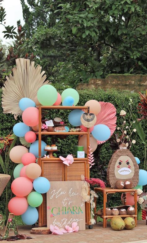 Chic Moana Birthday Party, Moana Candy Table Ideas, Moana Table Decorations, Moana First Birthday Party, Backyard Pool Party, Moana Birthday Party Theme, Moana Theme Birthday, Backyard Pool Parties, Heart Of Te Fiti