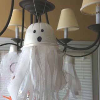 Indoor ghosts made from dole fruit cup containers and various amounts of white ribbon, string, yarn, tulle and anything else I could find. Fruit Cup Crafts, Fruit Cup Crafts Recycled, Dole Fruit Cups, Grandma Activities, Fruit Bouquet Diy, Fun Dates, Upcycle Crafts, Class Crafts, Tulle Crafts