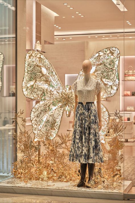 The Butterfly Around the World motif – imagined by Pietro Ruffo for the Dior Cruise 2024 collection by Maria Grazia Chiuri – flutters in Dior's window display at the Shanghai IFC boutique. Shades of gold and feminine silhouettes emerge, as the collection's inspiration of Mexican culture is paid reverent homage. © Jinjie Dior Cruise 2024, Luxury Window Display, Dior Cruise, Dior And I, Maria Grazia Chiuri, Architecture Design Concept, Maria Grazia, Shades Of Gold, Mexican Culture