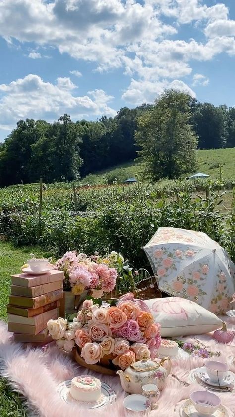 Dahlia Field, Spring Bucket List, Pink Picnic, Unique Date Ideas, Fall Picnic, Picnic Inspiration, Romantic Picnics, Picnic Date, Cottage Core Aesthetic