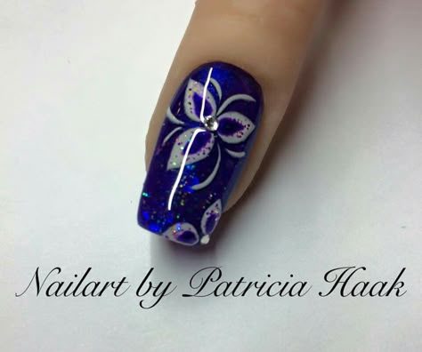 Silver Flower Nails, Navy And Silver Nails, Rockabilly Nails, Valentines Nail Art Designs, Blue Nail Art Designs, Luminous Nails, Valentine Nail Art, Gel Nail Art Designs, Lavender Nails