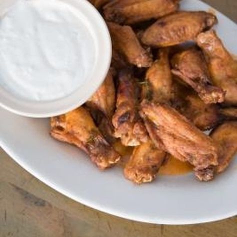 Serve charbroiled chicken wings with your favorite dipping sauce. Charbroiled Chicken, Chicken Wingettes, Deep Fried Chicken Wings, Baked Buffalo Wings, Glazed Chicken Wings, Cooking Chicken Wings, Wings In The Oven, Spicy Wings, Fried Chicken Wings