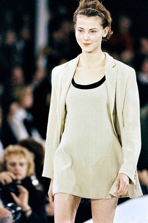 Calvin Klein Collection Spring 1994 Ready-to-Wear Fashion Show Calvin Klein Collection, 가을 패션, New Classic, French Fashion, Fashion Drawing, Couture Fashion, 90s Fashion, Minimalist Fashion, Runway Fashion