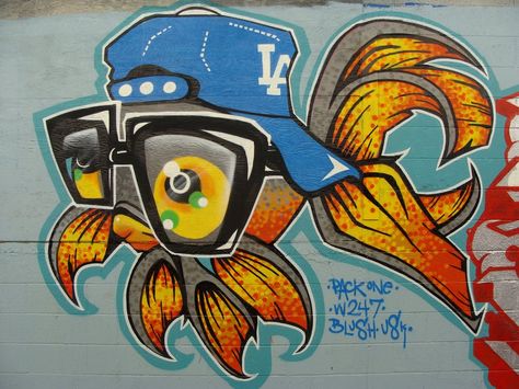 A goldfish reppin' #LA and some poor vision Fish Graffiti, Graffiti Animals, Graff Art, 3d Street Art, Urban Street Art, Amazing Street Art, Graffiti Alphabet, Graffiti Murals, Graffiti Characters