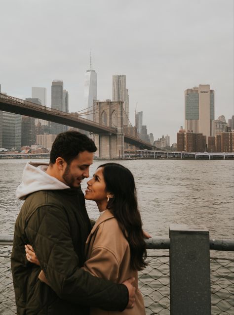 Brooklyn Bridge Park Engagement Photos, Brooklyn Bridge Couple Pictures, Ny Engagement Photos, New York Couple Pictures, Bridge Engagement Pictures, Nyc Couples Photoshoot, Nyc Instagram Pictures, Nyc Photoshoot Ideas, Brooklyn Bridge Engagement Photos