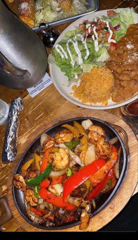 Food Asthetic Picture Mexican, Fajitas Aesthetic, Mexican Dinner, Steak Fajitas, Chicken Fajitas, Mexican Restaurant, Night Aesthetic, Fajitas, Mexican Food