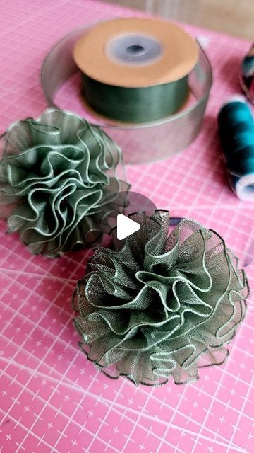 Organza Ribbon Hair Bows, Tulle Flowers Diy, Flower From Ribbon, Lace Flowers Tutorial, Tulle Hair Bows, Tulle Crafts, Tissue Paper Flowers Diy, Ribbon Flower Tutorial, Organza Bow